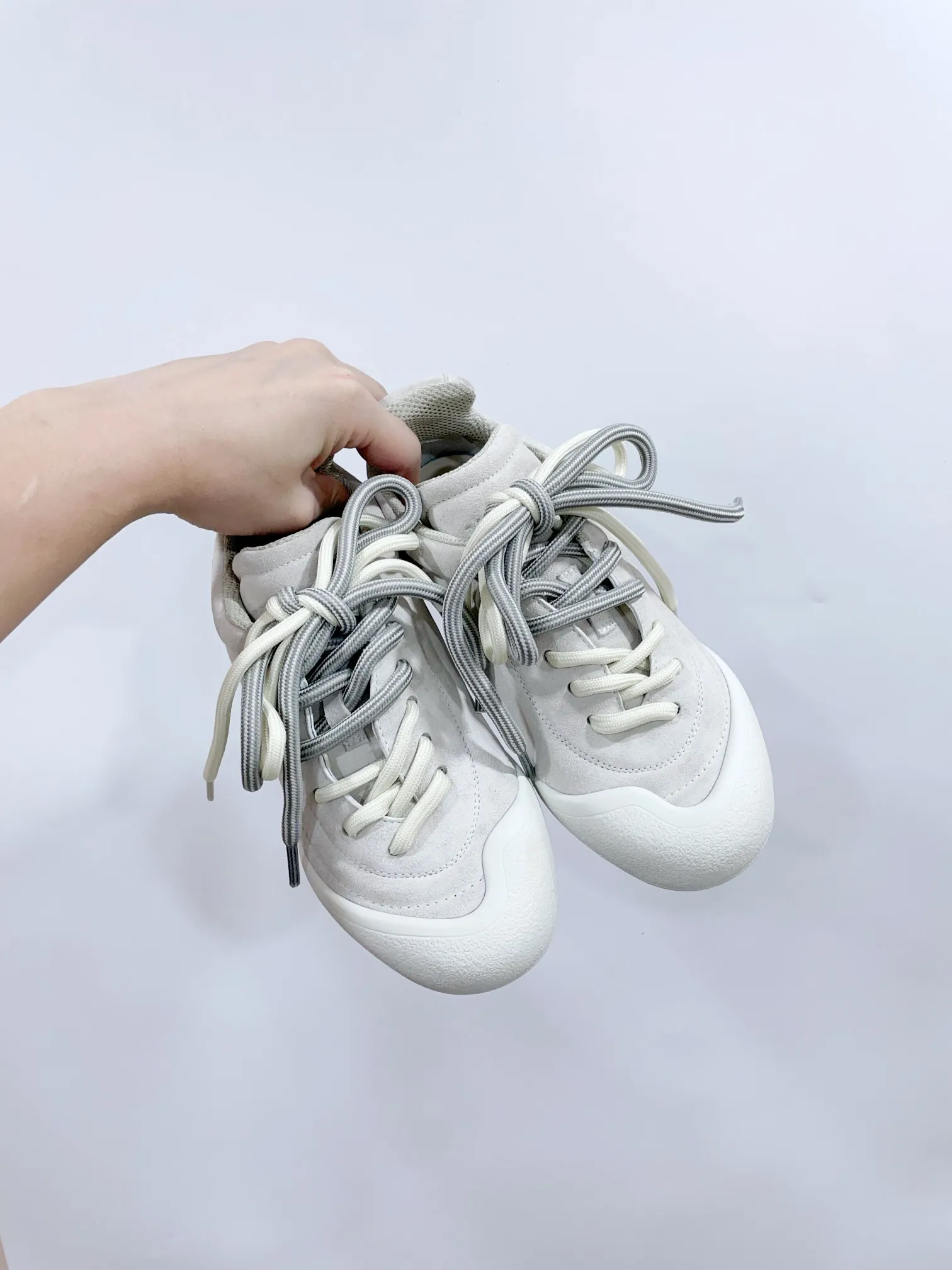 👟👟Ex-factory price 620👟👟 *✅MCQUEEN/Alexander McQueen 24/The latest Flexion series of autumn and winter retro casual sneakers. Original purchase, development and production. This Flexion Off white tone grain leather low-top sneaker uses laces of different sizes and is matched with a lightweight segmented sole inspired by anatomy. The reverse skull pattern is embossed on the heel. Fabric: Original custom imported first-layer cowhide. Lining: Custom imported breathable mesh lining. Sole: Original molded non-slip TPU material. Sole thickness: 2CM. 𝙎𝙞𝙯𝙚: 35-40 women / 39-45 men (customized for 40 women and 45 men) 𝙋𝙧𝙞𝙘𝙚(Men’s size +10) Extremely cost-effective factory price, no negotiation
